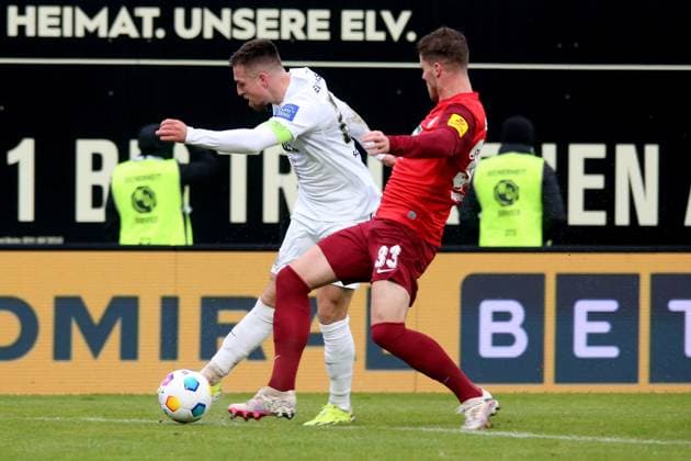 04 02 2024, xmohx, Soccer 2 Bundesliga, SV Elversberg 1 FC Kaiserslautern emspor, v l Luca Schnellbacher SV Elversberg Jan Elvedi 1 FC Kaiserslautern Zweikampf, Aktion, action, battle for the ball DFL DFB REGULATIONS PROHIBIT ANY USE OF PHOTOGRAPHS as IMAGE SEQUENCES and or QUASI VIDEO Elversberg