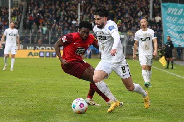 04 02 2024, xmohx, Fußball 2 Bundesliga, SV Elversberg 1 FC Kaiserslautern emspor, v l Frank Ronstadt 1 FC Kaiserslautern Semih Sahin SV Elversberg Zweikampf, Aktion, action, battle for the ball DFL DFB REGULATIONS PROHIBIT ANY USE OF PHOTOGRAPHS as IMAGE SEQUENCES and or QUASI VIDEO Elversberg