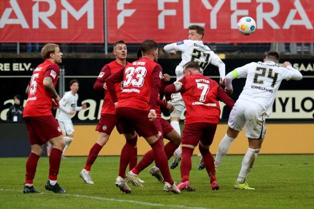 04 02 2024, xmohx, Soccer 2 Bundesliga, SV Elversberg 1 FC Kaiserslautern emspor, v l Jan Elvedi 1 FC Kaiserslautern Marlon Ritter 1 FC Kaiserslautern Carlo Sickinger SV Elversberg Luca Schnellbacher SV Elversberg Zweikampf, Aktion, action, battle for the ball DFL DFB REGULATIONS PROHIBIT ANY USE OF PHOTOGRAPHS as IMAGE SEQUENCES and or QUASI VIDEO Elversberg