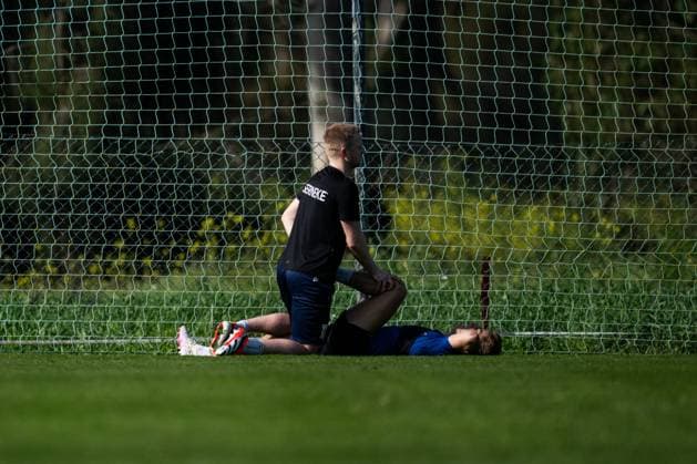240204 Physiotherapist Kaj Leuther treats Anders Trondsen during a training session with IFK Göteborg on February 4, 2024 in Alvor.  Copyright: MATHIASxBERGELD BB240204MB045
