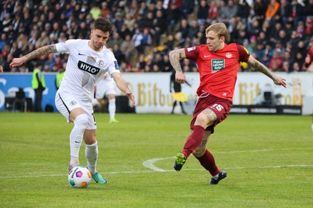 04 02 2024, Football, Men, 2 Bundesliga, Season 2023 2024, SV 07 Elversberg 1 FC Kaiserslautern, Hugo Vandermersch SV 07 Elversberg , Tymoteusz Puchacz 1 FC Kaiserslautern Elversberg Ursapharm Arena an der Kaiserlinde Saarland Germany EN