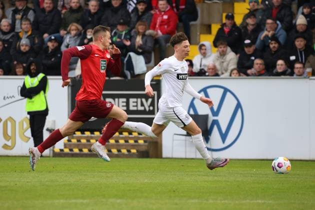 04 02 2024, Football, Men, 2 Bundesliga, Season 2023 2024, SV 07 Elversberg 1 FC Kaiserslautern, Jannik Rochelt SV 07 Elversberg , Filip Kaloc 1 FC Kaiserslautern Elversberg Ursapharm Arena an der Kaiserlinde Saarland Germany EN