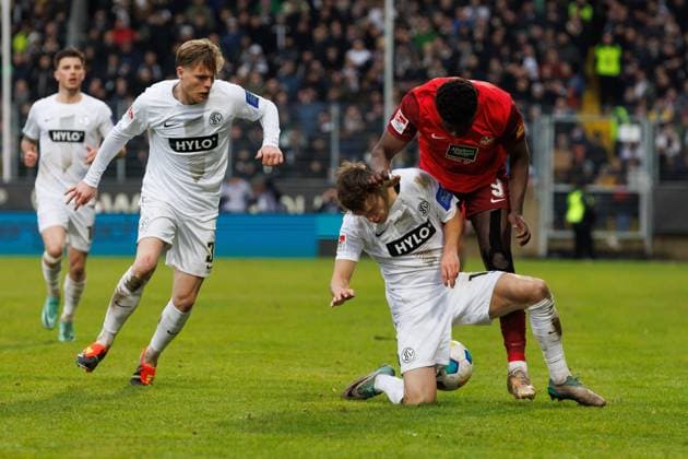 Robin Fellhauer SV 07 Elversberg in duel with Ragnar Prince Friedel Ache 1 FC Kaiserslautern , Left Thore Jacobsen SV 07 Elversberg , SV Elversberg vs 1 FC Kaiserslautern, Soccer, 2 Bundesliga, Matchday 20, Season 2023 2024, 04 02 2024 SV Elversberg vs 1 FC Kaiserslautern, Soccer, 2 Bundesliga, Matchday 20, Season 2023 2024, 04 02 2024 Elversberg Copyright: xEibner-Pressefoto AlexanderxNeisx EP_ANS