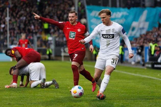 Thore Jacobsen SV 07 Elversberg in duel with Marlon Ritter 1 FC Kaiserslautern , SV Elversberg vs 1 FC Kaiserslautern, Soccer, 2 Bundesliga, Matchday 20, Season 2023 2024, 04 02 2024 SV Elversberg vs 1 FC Kaiserslautern, Soccer, 2 Bundesliga, Matchday 20, Season 2023 2024, 04 02 2024 Elversberg Copyright: xEibner-Pressefoto AlexanderxNeisx EP_ANS