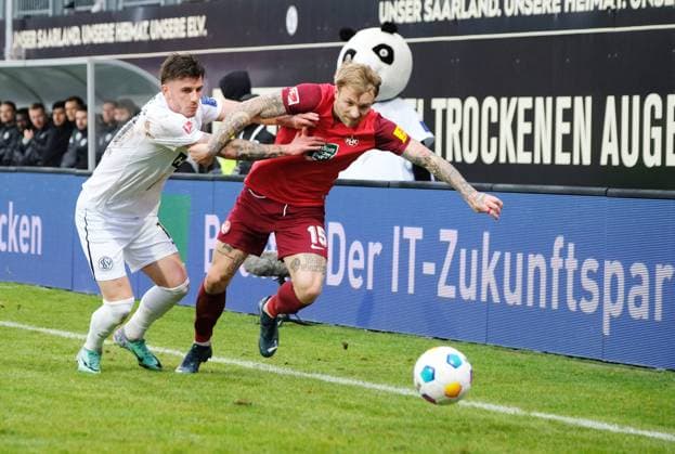 Soccer 2 Bundesliga Season 2023 24 04 02 2024 Ursapharm Arena SV Elversberg elv 1 FC Kaiserslautern fck Robin FELLHAUER SV Elversberg , li Tymoteusz PUCHACZ 1 FC Kaiserslautern Soccer 2 Bundesliga SV Elversberg