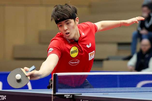 Dang Qiu Borussia Duesseldorf controls the ball, 1 mens table tennis Bundesliga, TTC Schwalbe Bergneustadt vs Borussia Düsseldorf, Burstenhalle, 04 02 2024, Bergneustadt, Germany