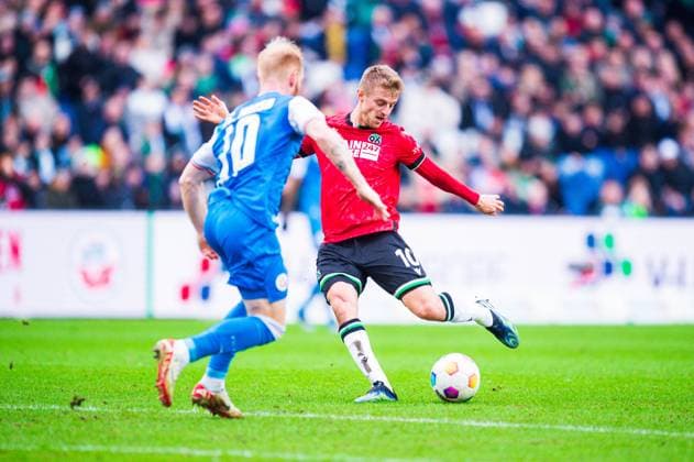 04 02 2024 Soccer, 2023 2024, 1 Bundesliga, Matchday 20, Hannover 96 FC Hansa Rostock L R Nils Fröling Rostock , Sebastian Ernst Hannover DFL REGULATIONS PROHIBIT ANY USE OF PHOTOGRAPHS AS IMAGE SEQUENCES AND OR QUASI VIDEO