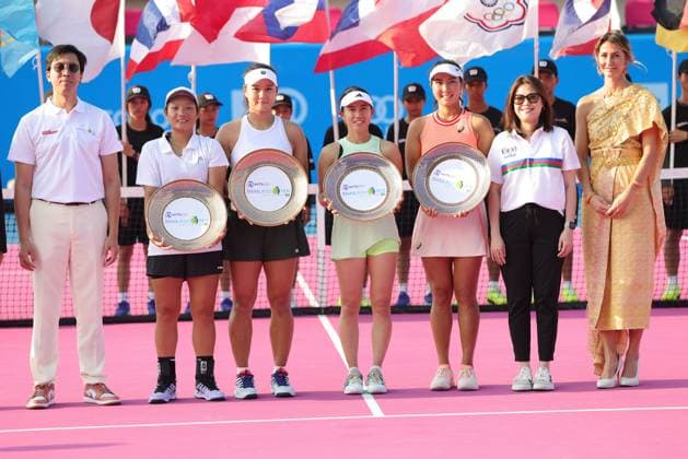 Winners Guo Hanyu and Jiang Xinyu, CHN, Miyu Kato green , JPN, and Aldila Sutjiadi orange , INA, after doubles final at 2024 Thailand Open in Hua Hin, 04 02 2024