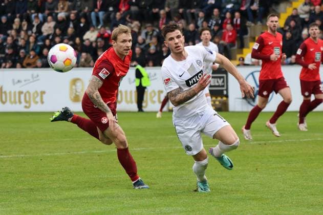04 02 2024, Football, Men, 2 Bundesliga, Season 2023 2024, SV 07 Elversberg 1 FC Kaiserslautern, Hugo Vandermersch SV 07 Elversberg , Tymoteusz Puchacz 1 FC Kaiserslautern Elversberg Ursapharm Arena an der Kaiserlinde Saarland Germany EN