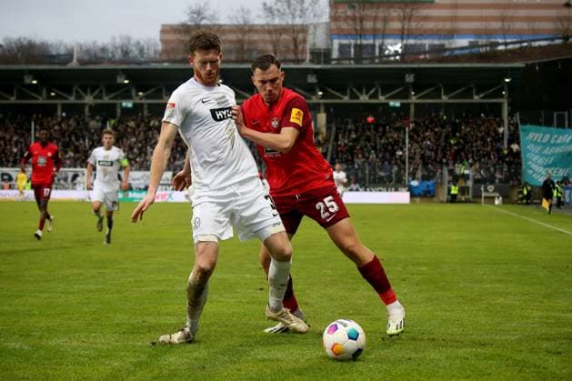 04 02 2024, xmohx, Fußball 2 Bundesliga, SV Elversberg 1 FC Kaiserslautern emspor, v l Florian Le Joncour SV Elversberg Filip Stojilkovic 1 FC Kaiserslautern Zweikampf, Aktion, action, battle for the ball DFL DFB REGULATIONS PROHIBIT ANY USE OF PHOTOGRAPHS as IMAGE SEQUENCES and or QUASI VIDEO Elversberg
