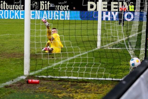 04 02 2024, xmohx, Soccer 2 Bundesliga, SV Elversberg 1 FC Kaiserslautern emspor, v l Julian Krahl 1 FC Kaiserslautern at the hand penalty goal to 2 1 by Thore Jacobsen SV Elversberg DFL DFB REGULATIONS PROHIBIT ANY USE OF PHOTOGRAPHS as IMAGE SEQUENCES and or QUASI VIDEO Elversberg