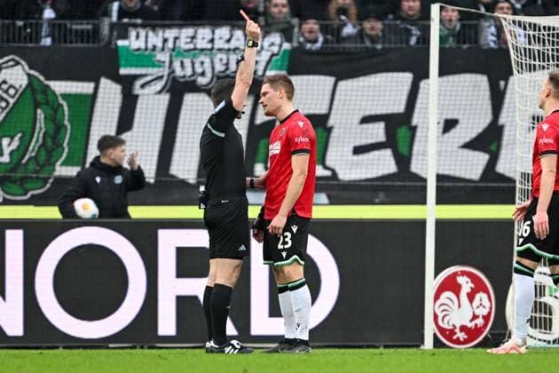 2 Bundesliga Hannover 06 FC Hansa Rostock on 04 02 2024 at the HDI Arena in Hannover Referee Sather, Alexander Grimma gives Marcel Halstenberg Hannover 96 the red card MT