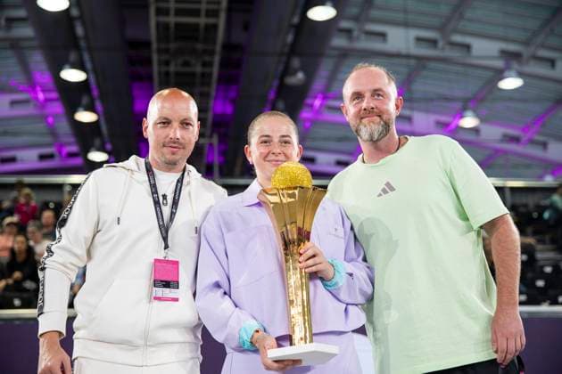 TENNIS - WTA, Tennis Damen Upper Austria Ladies Linz LINZ,AUSTRIA,04.FEB.24 - TENNIS - WTA Tour, Upper Austria Ladies Linz, award ceremony. Image shows Jelena Ostapenko (LAT) with her team.  GEPAxpictures xGintarexKarpaviciute