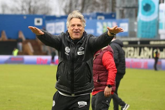 04 02 2024, xmohx, Fußball 2 Bundesliga, SV Elversberg 1 FC Kaiserslautern emspor, v l Jubel Freude über über den Sieg bei Trainer Horst Steffen SV Elversberg DFL DFB REGULATIONS PROHIBIT ANY USE OF PHOTOGRAPHS as IMAGE SEQUENCES and or QUASI VIDEO Elversberg
