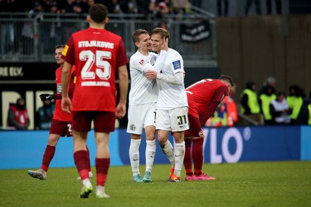 04 02 2024, xmohx, Fußball 2 Bundesliga, SV Elversberg 1 FC Kaiserslautern emspor, v l Jubel Freude über über den Sieg bei Elversberg Luca Duerholtz Dürholtz SV Elversberg Thore Jacobsen SV Elversberg DFL DFB REGULATIONS PROHIBIT ANY USE OF PHOTOGRAPHS as IMAGE SEQUENCES and or QUASI VIDEO Elversberg
