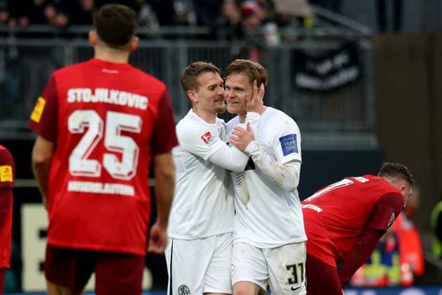04 02 2024, xmohx, Fußball 2 Bundesliga, SV Elversberg 1 FC Kaiserslautern emspor, v l Jubel Freude über über den Sieg bei Elversberg Luca Duerholtz Dürholtz SV Elversberg Thore Jacobsen SV Elversberg DFL DFB REGULATIONS PROHIBIT ANY USE OF PHOTOGRAPHS as IMAGE SEQUENCES and or QUASI VIDEO Elversberg