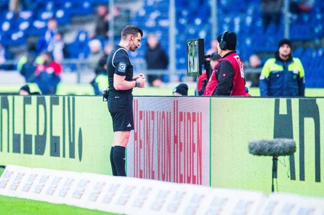 04 02 2024 Football, 2023 2024, 1 Bundesliga, Matchday 20, Hannover 96 FC Hansa Rostock Alexander Sather Referee watches an assault by Marcel Halstenberg Hannover in the video area DFL REGULATIONS PROHIBIT ANY USE OF PHOTOGRAPHS AS IMAGE SEQUENCES AND OR QUASI VIDEO
