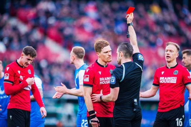 04 02 2024 Soccer, 2023 2024, 1 Bundesliga, Matchday 20, Hannover 96 FC Hansa Rostock L R Marcel Halstenberg Hannover receives red card from Alexander Sather Referee, sending off DFL REGULATIONS PROHIBIT ANY USE OF PHOTOGRAPHS AS IMAGE SEQUENCES AND OR QUASI VIDEO