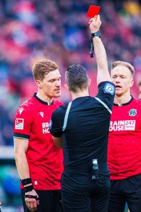 04 02 2024 Soccer, 2023 2024, 1 Bundesliga, Matchday 20, Hannover 96 FC Hansa Rostock L R Marcel Halstenberg Hannover receives red card from Alexander Sather Referee, sending off DFL REGULATIONS PROHIBIT ANY USE OF PHOTOGRAPHS AS IMAGE SEQUENCES AND OR QUASI VIDEO