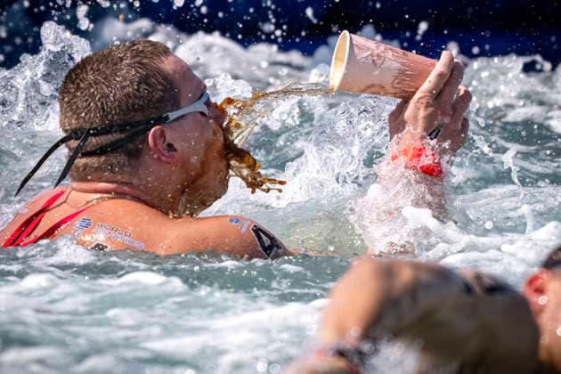 Sport Themen der Woche KW05 Sport Bilder des Tages Matej Kozubek of Czechia competes in the open water men s 10km during the 21st World Aquatics Championships at the Old Doha Port in Doha (Qatar), February 04, 2024. GiorgioXPerottino
