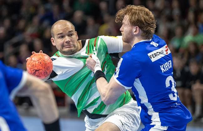 Sport Themen der Woche KW05 Sport Bilder des Tages Berlin, 04.02.2024, Handball: DHB-Pokal, Viertelfinale, Fuechse Berlin - VfL Gummersbach, Max-Schmeling-Halle. Berlins Paul Drux (l) wirft den Ball auf das Tor gegen Tom Kiesler von VfL Gummersbach. Fuechse Berlin - VfL Gummersbach *** Berlin, 04 02 2024, Handball DHB Pokal, quarter-final, Fuechse Berlin VfL Gummersbach, Max Schmeling Halle Berlins Paul Drux l throws the ball at the goal against Tom Kiesler of VfL Gummersbach Fuechse Berlin VfL Gummersbach