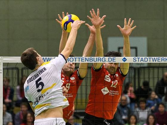 Yannick Bibelriether SV Schwaig 5 , Linus Herrmann TV Rottenburg 9 , Yannick Menke TV Rottenburg 12 , Block, TV Rottenburg vs SV Schwaig, Volleyball, 2 Bundesliga, Matchday 16, Season 2023 2024, 04 02 2024, TV Rottenburg vs SV Schwaig, Volleyball, 2 Bundesliga, Matchday 16, Season 2023 2024, 04 02 2024 Rottenburg am Neckar Copyright: xEibner-Pressefoto FlorianxSchustx EP_FSU