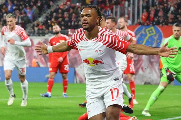 Sport Themen der Woche KW05 RB Leipzig - Union Berlin Bundesliga Leipzig, 04.02.2024, Red Bull Arena, Fußball, Männer, Saison 2023 2024, 1. Bundesliga, 20. Spieltag, RB Leipzig - 1. FC Union Berlin , Im Bild: Tor für Leipzig, Torjubel nach dem 1:0, Torschütze Lois Openda (17, RB Leipzig) , *** RB Leipzig Union Berlin Bundesliga Leipzig, 04 02 2024, Red Bull Arena, Football, Men, Season 2023 2024, 1 Bundesliga, Matchday 20, RB Leipzig 1 FC Union Berlin , In the picture goal for Leipzig, goal celebration after the 1 0, scorer Lois Openda 17, RB Leipzig ,