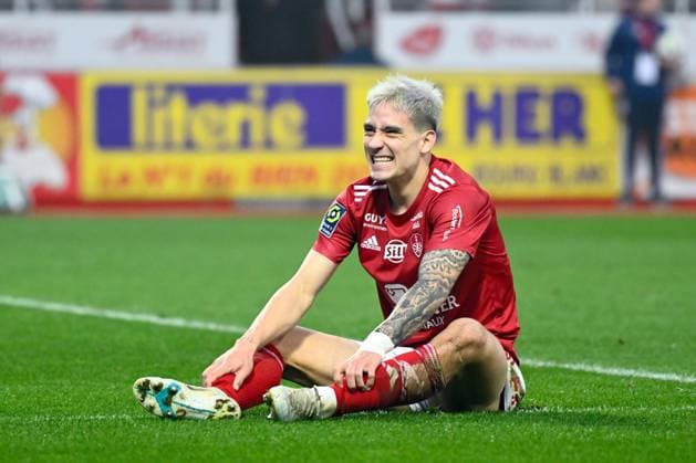Martin SATRIANO ( 7 - Brest ) looks dejected during the Ligue 1 match between Stade Brestois 29 and OGC Nice at Stade Francis Le Ble on february 04, 2024 in Brest, France. ( Photo by federico pestellini panoramic ) - FOOTBALL : Brest vs Nice - Ligue 1 - 04 02 2024 FedericoPestellini Panoramic 