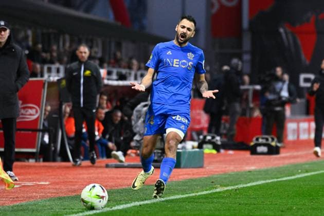 Gaetan LABORDE ( 24 - Nice ) looks dejected during the Ligue 1 match between Stade Brestois 29 and OGC Nice at Stade Francis Le Ble on february 04, 2024 in Brest, France. ( Photo by federico pestellini panoramic ) - FOOTBALL : Brest vs Nice - Ligue 1 - 04 02 2024 FedericoPestellini Panoramic 