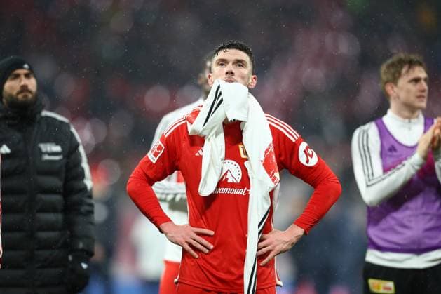 Bilder des Jahres 2024, Sport 02 Feburar Sport Themen der Woche KW05 04.02.2024, xtgx, Fussball 1. Bundesliga, RB Leipzig - 1. FC Union Berlin emspor, v.l. Robin Gosens (Union Berlin, 6) enttaeuscht, enttäuscht, schaut enttaeuscht, niedergeschlagen, disappointed (DFL DFB REGULATIONS PROHIBIT ANY USE OF PHOTOGRAPHS as IMAGE SEQUENCES and or QUASI-VIDEO) Leipzig *** 04 02 2024, xtgx, Fussball 1 Bundesliga, RB Leipzig 1 FC Union Berlin emspor, v l Robin Gosens Union Berlin, 6 enttaeuscht, enttäuscht, schaut enttaeuscht, niedergeschlagen, disappointed DFL DFB REGULATIONS PROHIBIT ANY USE OF PHOTOGRAPHS as IMAGE SEQUENCES and or QUASI VIDEO Leipzig
