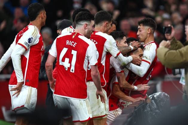 Sport Themen der Woche KW05 Sport Bilder des Tages Arsenal v Liverpool 4 February 2024, London - Premier League Football - Arsenal v Liverpool - Leandro Trossard of Arsenal gets squashed by his teammates as he celebrates scoring their 3rd goal - Photo: Charlotte Wilson Offside. London UK *** Arsenal gegen Liverpool 4. Februar 2024, London Premier League Fußball Arsenal gegen Liverpool Leandro Trossard von Arsenal wird von seinen Mannschaftskameraden zerquetscht, als er sein 3. Tor feiert Foto Charlotte Wilson Abseits London UK  Copyright: xCharlottexWilsonx xOffsidexOffside