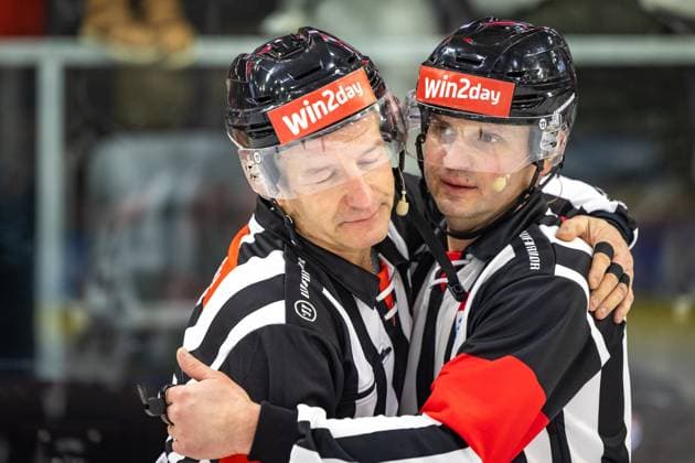 Sport Themen der Woche KW05 Sport Bilder des Tages Ice hockey, Eishockey - ICEHL, KAC vs VSV KLAGENFURT,AUSTRIA,04.FEB.24 - ICE HOCKEY - ICE Hockey League, Klagenfurter AC vs Villacher SV. Image shows referee Viktor Trilar.  GEPAxpictures xMatthiasxTrinkl