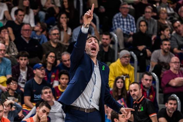 February 4, 2024: Alex Mumbru, Head coach of Valencia Basket gestures during the ACB Liga Endesa, match played between FC Barcelona, Barca and Valencia Basket at Palau Blaugrana on February 04, 2024 in Barcelona, Spain. - ZUMAa181 20240204_zaa_a181_163 Copyright: xJavierxBorregox