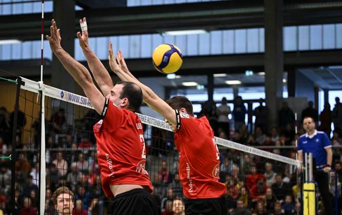 Volleyball 2 Bundesliga season 2023 2024 TV Rottenburg SV Schwaig 04 02 2024 Block Moritz Rauber left, TV Rottenburg and Jan Huber right, TV Rottenburg