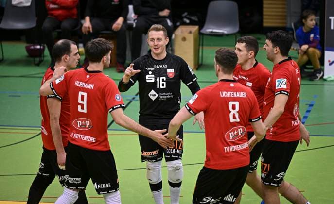 Volleyball 2 Bundesliga season 2023 2024 TV Rottenburg SV Schwaig 04 02 2024 Team circle TV Rottenburg, that was close shows Hannes Elsaesser in the middle