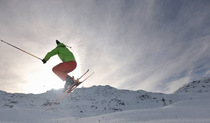 extreme freestyle ski jump extreme freestyle ski jump with young man at mountain in snow park at winter season (License=RF) 3794138 ,model released, Symbolfoto Copyright: xZoonar.com WWW.SHOCK.CO.BAx 3794138 ,model released, Symbolfoto ,property released