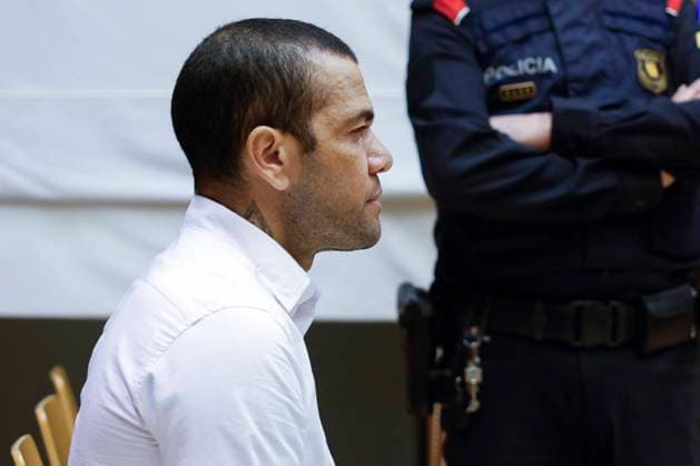 Fußball, Dani Alves in Barcelona vor Gericht Former FC Barcelona, Barca s Brazilian player Dani Alves, accused of sexually assaulting a woman inside a bathroom at a disco in Barcelona in December 2022, sits on the dock moments after the trial against him began, with the previous questions of accusations and defenses, at Barcelona s Court in Barcelona city, Catalonia, north-eastern Spain, 05 February 2024. Trial against Dani Alves for sexual assault begins in Barcelona !ACHTUNG: NUR REDAKTIONELLE NUTZUNG!  Copyright: xAlbertoxEstevezx GRAF7932 20240205-55012844105_1