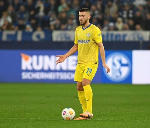 03 02 2024, Gelsenkirchen, Germany, VELTINS Arena, FC Schalke 04 vs Eintracht Braunschweig 2 Bundesliga, Hasan Kurucay Eintracht Braunschweig in action, on the ball, single action Photo Ralf Treese DFB DFL REGULATIONS PROHIBIT ANY USE OF PHOTOGRAPHS AS IMAGE SEQUENCES AND OR QUASI VIDEO Gelsenkirchen VELTINS Arena North Rhine Westphalia Germany 521_S04BRA20240203_090 Treese-521