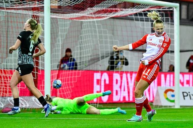 Bilder des Jahres 2024, Sport 02 Feburar Sport Themen der Woche KW06 Sport Bilder des Tages v.li.: Anne Karich (Freiburg, 6) Sydney Lohmann (FC Bayern München, FCB, 12) geschlagen, Lea Schüller (FC Bayern München, FCB, 11) mit Torjubel, Jubel, Torjubel, Torerfolg, celebrate the goal, goal, celebration, Jubel ueber das Tor zum 2:0 durch Lea Schüller (FC Bayern München, FCB, 11), optimistisch, Action, Aktion, 05.02.2024, München (Deutschland), Fussball, Google Pixel Frauen-Bundesliga, FC Bayern München - SC Freiburg, DFB DFL REGULATIONS PROHIBIT ANY USE OF PHOTOGRAPHS AS IMAGE SEQUENCES AND OR QUASI-VIDEO. *** v li Anne Karich Freiburg, 6 Sydney Lohmann FC Bayern Munich, FCB, 12 beaten, Lea Schüller FC Bayern Munich, FCB, 11 with goal celebration, jubilation, goal celebration, celebrate the goal, goal, celebration, jubilation over the goal to 2 0 by Lea Schüller FC Bayern Munich, FCB, 11 , optimistic, action, action, 05 02 2024, Munich Germany , Football, Google Pixel Women Bundesliga, FC Bayern Munich SC Freiburg, DFB DFL REGULATIONS PROHIBIT ANY USE OF PHOTOGRAPHS AS IMAGE SEQUENCES AND OR QUASI VIDEO xslx