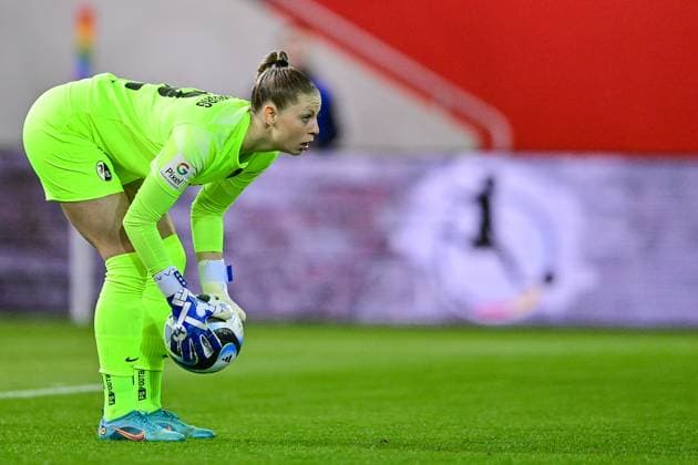 Rafaela Borggräfe Goalkeeper, Freiburg, 12 on the ball, cropped, full body, single image, action, action, 05 02 2024, Munich Germany , Soccer, Google Pixel Women Bundesliga, FC Bayern Munich SC Freiburg, DFB DFL REGULATIONS PROHIBIT ANY USE OF PHOTOGRAPHS AS IMAGE SEQUENCES AND OR QUASI VIDEO xslx