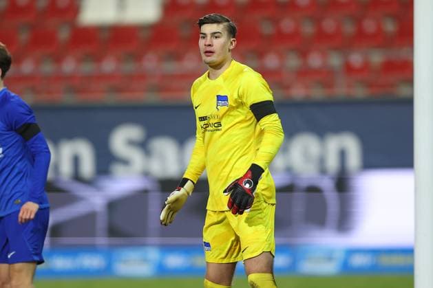 Zwickau, 02 02 2024, GGZ Arena, Soccer, Men, Season 2023 2024, Regionalliga Nordost, Matchday 20 , FSV Zwickau Hertha BSC II , In the picture goalkeeper Robert Kwasigroch 33, Hertha II , According to the regulations of the DFB, German Football Association, it is prohibited, to utilize or have utilized photographs taken in the stadium and or of the match in the form of sequences of images and or quasi video DFB regulations prohibit any use of photographs as image sequences and or quasi video