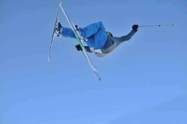 skier jumping freestyle skier at mountain with fresh snow fresh sunny winter day (License=RF) 6674049 ,model released, Symbolfoto Copyright: xZoonar.com BENISxARAPOVICx xWWW.SHOCK.CO.BAx 6674049 ,model released, Symbolfoto ,property released