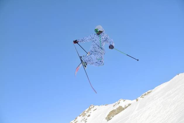 skier jumping freestyle skier at mountain with fresh snow fresh sunny winter day (License=RF) 6674143 ,model released, Symbolfoto Copyright: xZoonar.com BENISxARAPOVICx xWWW.SHOCK.CO.BAx 6674143 ,model released, Symbolfoto ,property released