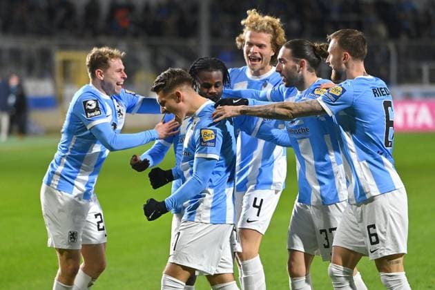 Sport Themen der Woche KW06 Sport Bilder des Tages Torjubel um Julian GUTTAU (TSV 1860 Muenchen,2.v.li) nach Tor zum 2-0 mit Kilian LUDEWIG (TSV 1860 Muenchen,li),Abdenego Nankishi (1860 Muenchen), Jesper VERLAAT (1860 Muenchen), Marlon Frey (TSV 1860 Muenchen), Tim Rieder (1860 Muenchen) Jubel,Freude,Begeisterung,, Aktion, Fussball 3.Liga, 18.Spieltag TSV 1860 Muenchen - Rot Weiss Essen am 06.02.2024 in Muenchen GRUENWALDER STADION. DFL REGULATIONS PROHIBIT ANY USE OF PHOTOGRAPHS AS IMAGE SEQUENCES AND OR QUASI-VIDEO. *** Goal celebration around Julian GUTTAU TSV 1860 Muenchen,2 from left after goal to 2 0 with Kilian LUDEWIG TSV 1860 Muenchen,left ,Abdenego Nankishi 1860 Muenchen , Jesper VERLAAT 1860 Muenchen , Marlon Frey TSV 1860 Muenchen , Tim Rieder 1860 Muenchen cheering,Joy, Enthusiasm,, Action, Football 3 League, Matchday 18 TSV 1860 Muenchen Rot Weiss Essen on 06 02 2024 in Munich GRUENWALDER STADION DFL REGULATIONS PROHIBIT ANY USE OF PHOTOGRAPHS AS IMAGE SEQUENCES AND OR QUASI VIDEO