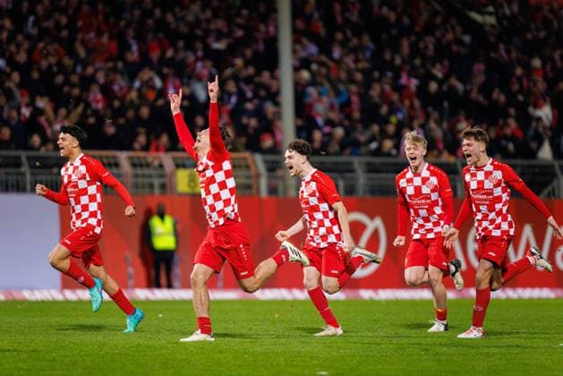 Sport Themen der Woche KW06 Sport Bilder des Tages Play-offs der UEFA Youth League 1. FSV Mainz 05 - FC Barcelona, Barca 06.02.2024, Mainz Mainz gewinnt; Freude; Emotionen; Jubel; Play-off Spiel der UEFA Youth League 1. FSV Mainz 05 - FC Barcelona, U19, Under 19; La Masia 06.02.2024, Mainz Bruchwegstadion *** Play offs of the UEFA Youth League 1 FSV Mainz 05 FC Barcelona, 06 02 2024, Mainz Mainz wins Joy Emotions Cheers Play off match of the UEFA Youth League 1 FSV Mainz 05 FC Barcelona, U19, Under 19 La Masia 06 02 2024, Mainz Bruchwegstadion Copyright: xBEAUTIFULxSPORTS Hahnex