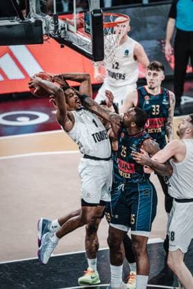 Sport Themen der Woche KW06 Sport Bilder des Tages Basketball Männer Saison 2023 2024 BKT EuroCup Veolia Towers Hamburg vs. Umana Reyer Venice 06.02.2024 William Christmas ( 11, Veolia Towers Hamburg) kämpft um den Rebound Hamburg edel-optics.de Arena Hamburg Deutschland *** Basketball Men Season 2023 2024 BKT EuroCup Veolia Towers Hamburg vs Umana Reyer Venice 06 02 2024 William Christmas 11, Veolia Towers Hamburg fights for the rebound Hamburg edel optics de Arena Hamburg Germany