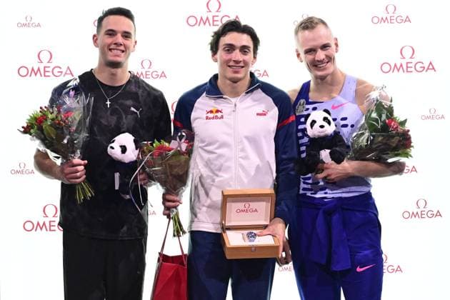 Bilder des Jahres 2024, Sport 02 Feburar Sport Themen der Woche KW06 Sport Bilder des Tages STOCKHOLM 20240206 KC Lightfoot (USA) in second place, Armand Duplantis (SWE) in first place and Sam Kendricks (USA) in third place during the Mondo Classic pole vault event at the IFU arena in Uppsala, Sweden, on February 06, 2023. STOCKHOLM Sweden x10030x *** STOCKHOLM 20240206 KC Lightfoot USA in second place, Armand Duplantis SWE in first place and Sam Kendricks USA in third place during the Mondo Classic pole vault event at the IFU arena in Uppsala, Sweden, on February 06, 2023 STOCKHOLM Sweden x10030x  Copyright: xJonasxEkströmer TTx POLE VAULT GALA MONDO CLASSIC