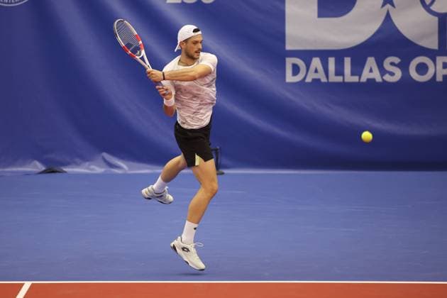 DALLAS, TX - FEBRUARY 06: Julian Cash (GBR) hits a backhand during the Dallas Open on February 6, 2024 at Styslinger Altec Tennis Complex in Dallas, TX. (Photo by George Walker Icon Sportswire) TENNIS: FEB 06 Dallas Open EDITORIAL USE ONLY Icon24020634
