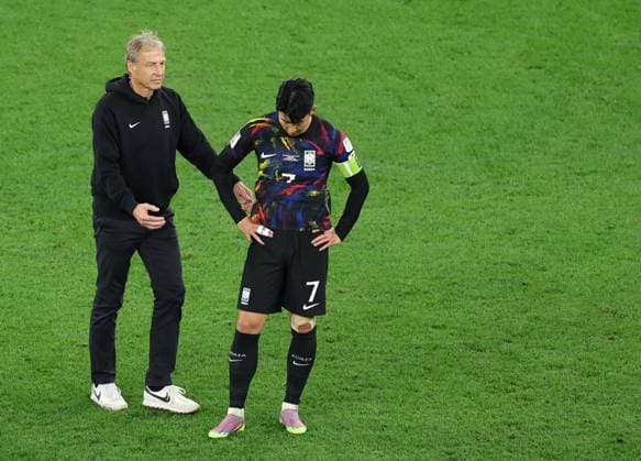 (240207) -- AL RAYYAN, Feb. 7, 2024 -- South Korea s head coach Jurgen Klinsmann (L) comforts Son Heung Min after the semi-final between Jordan and South Korea at AFC Asian Cup Qatar 2023 in Al Rayyan, Qatar, Feb. 6, 2024. ) (SP)QATAR-AL RAYYAN-FOOTBALL-AFC ASIAN CUP-JORDAN VS SOUTH KOREA JiaxHaocheng 