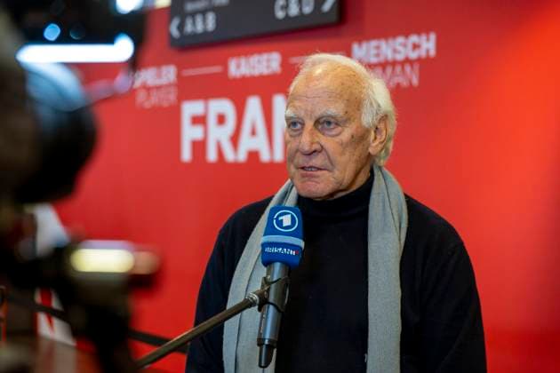 19.01.2024, Fussball 1. Bundesliga 2023 2024, FC Bayern München, Gedenkfeier für Franz Beckenbauer, in der Allianz-Arena München. Franz Bulle Roth (Ex-Bayernspieler) beim ARD-Interview. *** 19 01 2024, Football 1 Bundesliga 2023 2024, FC Bayern Munich, memorial service for Franz Beckenbauer, in the Allianz Arena Munich Franz Bulle Roth Ex Bayern player at ARD interview